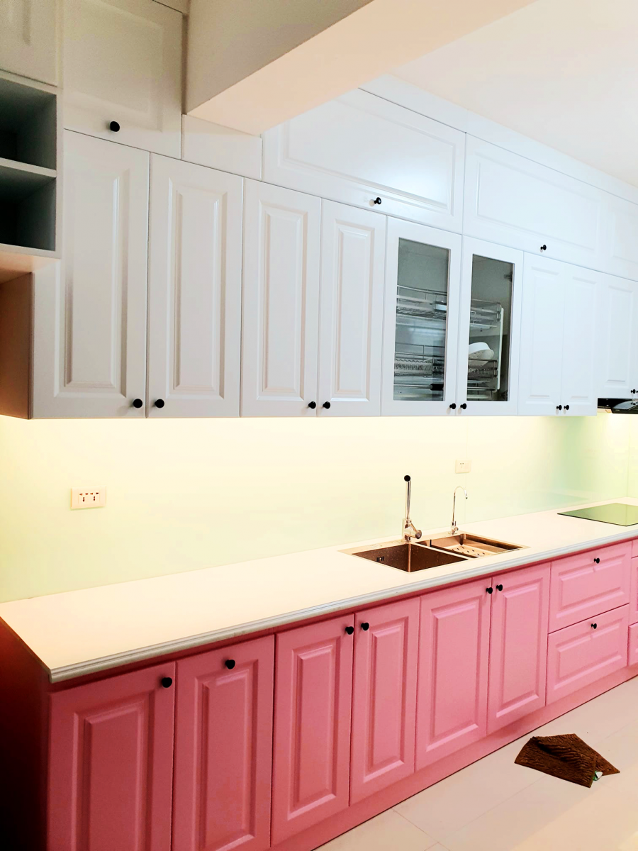 tủ bếp màu hồng 
